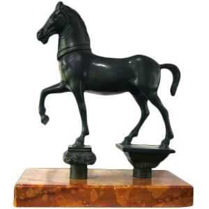 Cavallo della Basilica San Marco.
Bronzo patinato verde antico; base in marmo rosso Verona
L 25 H 30 P 13 cm
6,6 kg Cavallo della Basilica San Marco.