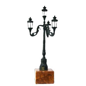 Fanali tipo Canal Grande
Bronzo patinato verde antico; base in marmo rosso Verona
L 31 H P 12 cm
1,22 kg Fanali tipo Canal Grande