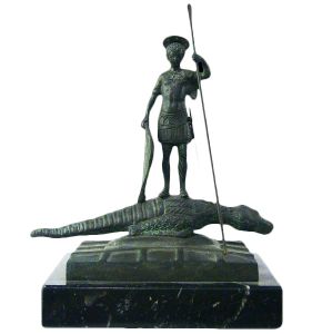 Statua San Teodoro
Bronzo patinato verde antico; base in marmo nero porto oro
L 18,5 H 23 P 12 cm
2,77 kg Statua San Teodoro