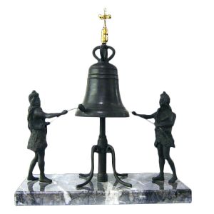Campana della Torre dell'Orologio di Piazza San Marco.
Bronzo patinato verde antico e bronzo lucido; base in marmo nero variegato.
L 24 H 28,5 P 12 cm
3,22 kg Campana della Torre dell'Orologio