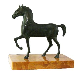 Cavallo della Basilica San Marco.
Bronzo patinato verde antico; base in marmo rosso Verona
L 16 H 16 P 9 cm
1,45 kg Cavallo della Basilica San Marco.