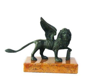 Leone di San Marco
Bronzo patinato verde antico; base in marmo rosso Verona
L 14,5 H 11 P 7 cm
0,95 kg Leone di San Marco