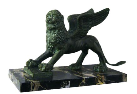 Leone di San Marco
Bronzo patinato verde antico; base in marmo variegato
L 29 H 16,5 P 12 cm
4,6 kg Leone di San Marco