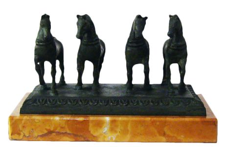 Cavalli della Basilica San Marco
Bronzo patinato verde antico; base in marmo rosso Verona
L 16 H 9,5 P 9 cm
1,73 kg Cavalli della Basilica San Marco
