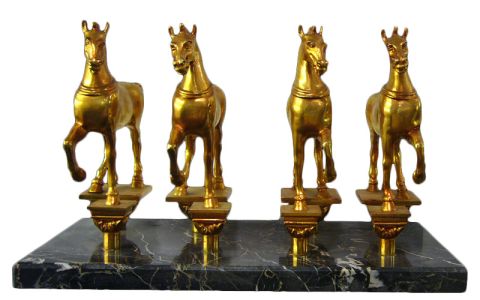 Cavalli della Basilica San Marco
Bronzo lucido; base in marmo variegato
L 32 H 19 P 16 cm
5,80 kg Cavalli della Basilica San Marco
