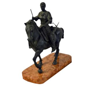 Cavaliere
Bronzo patinato verde antico; base in marmo rosso Verona Cavaliere